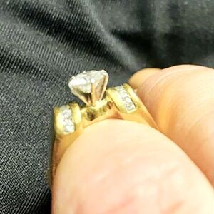Gold engagement ring with 2 bands
